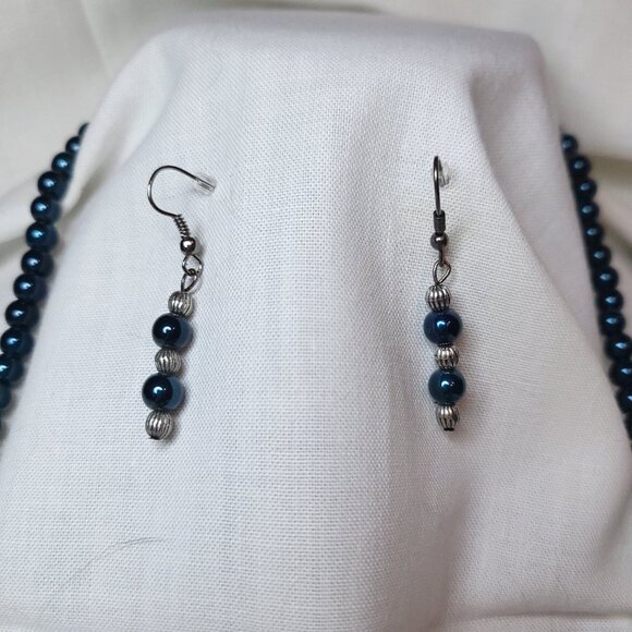 Beautiful Deep Green Necklace and Earrings - Picture 5 of 5